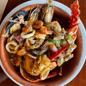 cazuela de mariscos con cola de langosta al ajillo