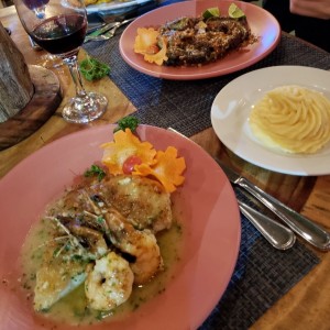 Corvina con langostinos.