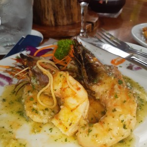 PLATOS FUERTES - Filete de Corvina salsa verde