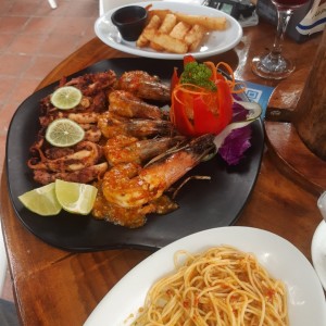 PLATOS FUERTES - Langostinos y pulpo al carbon.