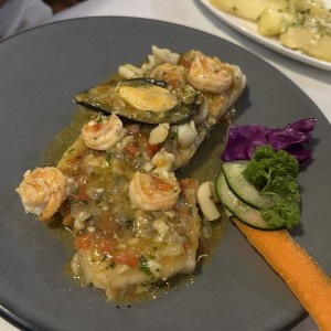 Filete de Corvina con Langostinos en Salsa Verde / Corvina Fillet with Prawns in Green Sauce