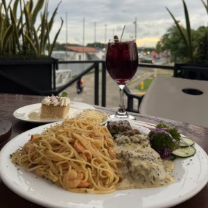 Pasta con Mariscos al Óleo y Filete Res a la Pimienta