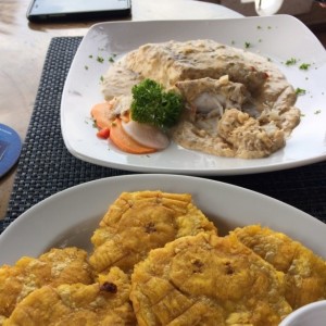 Filete de curvina con salsa de alcaparras