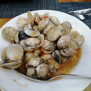 Almejas al ajillo