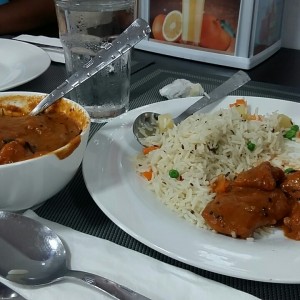filete de pescado con hojas de curry y leche de coco