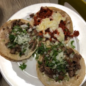 tacos de bistec con cilantro y cebolla y chorizo con queso 