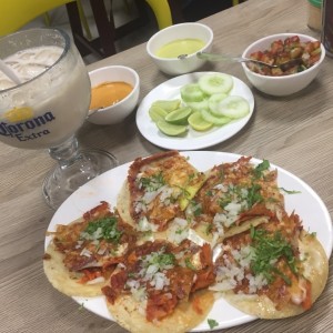 tacos al pastor en tortilla de maiz