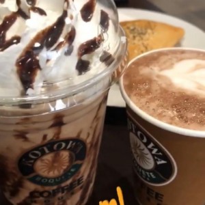 Frappe y chocolate caliente
