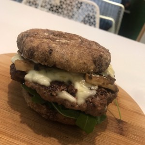 Royal Burger de Carne con Pan de almendras