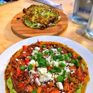 arriba: derretido de zuchinni abajo: pizza con base de platano