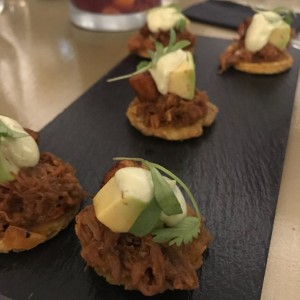 Patacones con ropa vieja y aguacate!