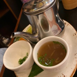 Caldo de pescado y hongos.