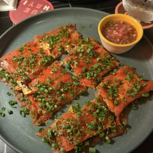 Yuca Tostada con Carpaccio de Atun