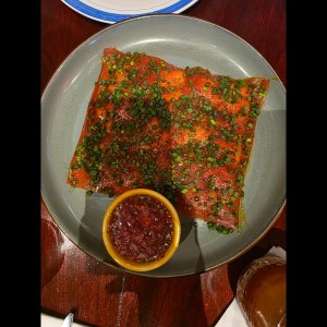 Yuca Tostada con Carpaccio de Atun