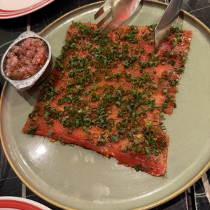 Yuca Tostada con Carpaccio de Atun