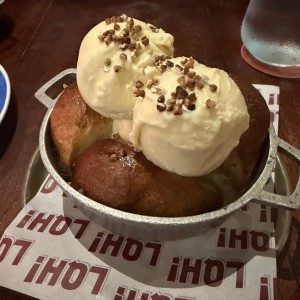 Run cake con helado de vainilla