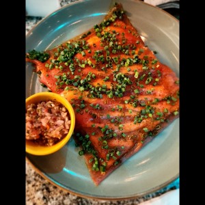 Yuca Tostada con Carpaccio de Atun