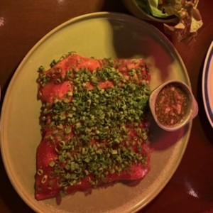 Yuca Tostada con Carpaccio de Atun