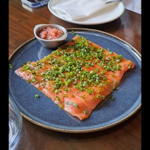Yuca Tostada con Carpaccio de Atun
