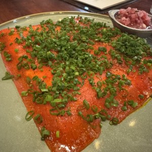 Yuca Tostada con Carpaccio de Atun