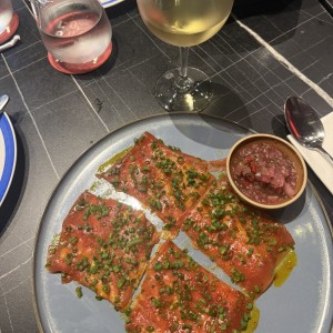 Yuca Tostada con Carpaccio de Atun
