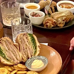 Pollo frito y club sandwich