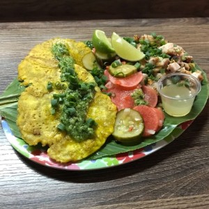 Chicharrones con patacones al ajillo