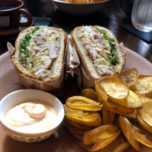 Emparedado de pierna con humus de guandu