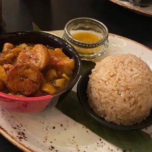 Chorizo, mondongo, patitas y arroz con coco
