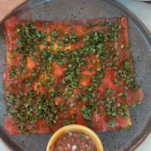Yuca Tostada con Carpaccio de Atun