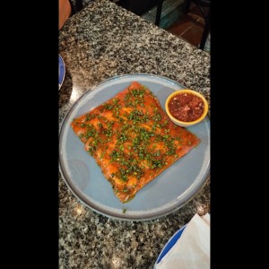 Yuca Tostada con Carpaccio de Atun