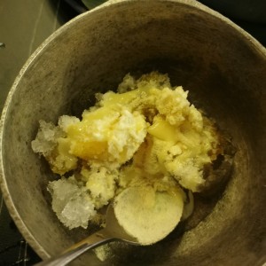 Raspado con sirope de maracuya, malteada y leche condensada