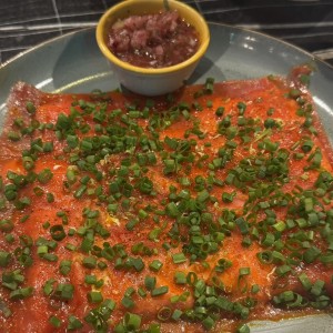 Yuca Tostada con Carpaccio de Atun