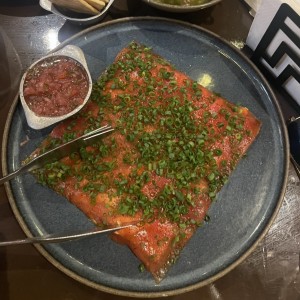 Yuca Tostada con Carpaccio de Atun