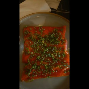 Yuca Tostada con Carpaccio de Atun