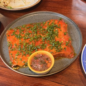 Yuca Tostada con Carpaccio de Atun