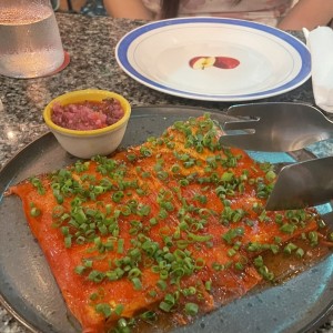 Yuca Tostada con Carpaccio de Atun