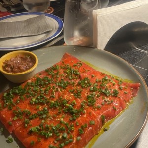 Yuca Tostada con Carpaccio de Atun