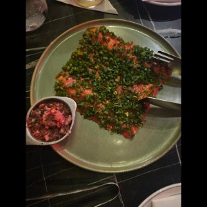 Yuca Tostada con Carpaccio de Atun
