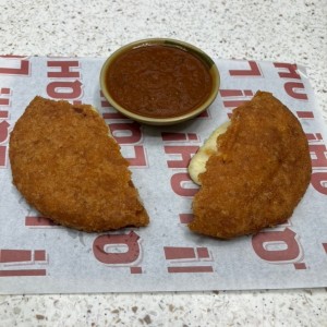 Empanadas de queso con salsa ahumada