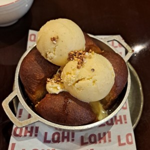 rum cake con helado