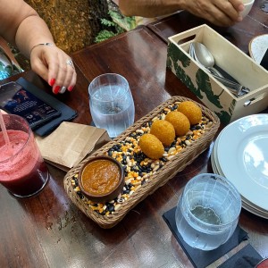Entrada: Tortillas y salsa de tomate ahumada