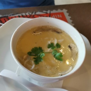 Sopa tailandesa de pollo en leche de coco