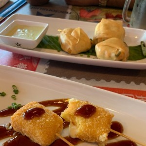 croquetas de salmon y brochetas de queso