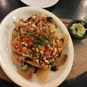 Nachos con queso y pollo