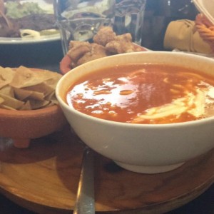 sopa de tortilla con chicharron