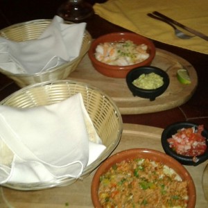 Entrada. Queso fundido con chorizo y camarones.