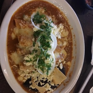 Enchiladas en salsa roja