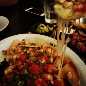 Nachos tres quesos gratinado