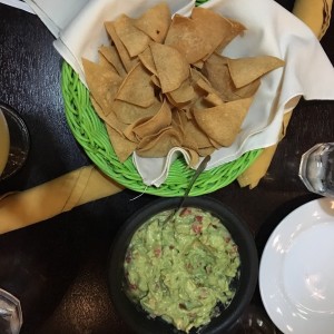 Guacamole y totopos